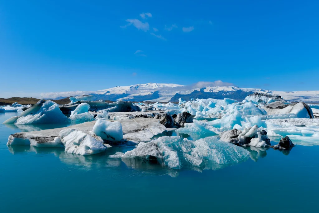 Blue and white icebergs floating in Jökulsárlón Glacier Lagoon