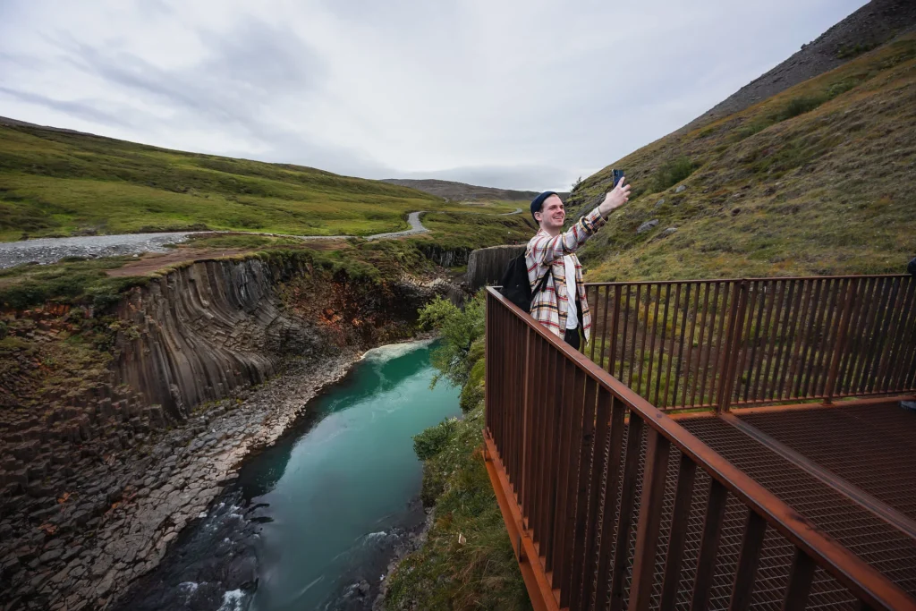 Visitors looking over Stuðlagil Canyon from the west-side viewing platform