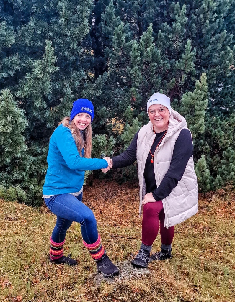 Representatives of Tanni Travel and Náttúruskólinn shaking hands outdoors